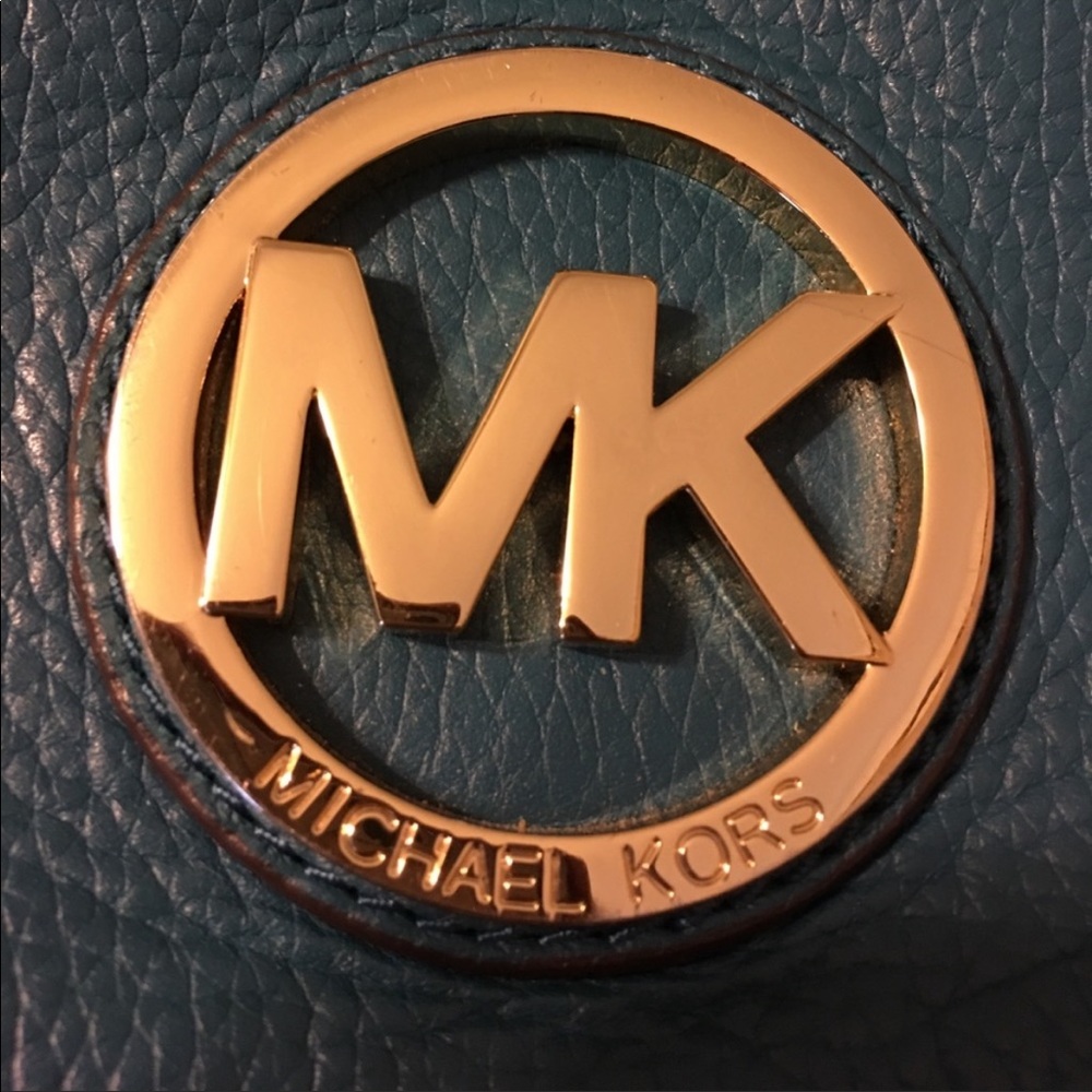 Nearly New Wristlet Mk Authentic Color Stars Out - image 1